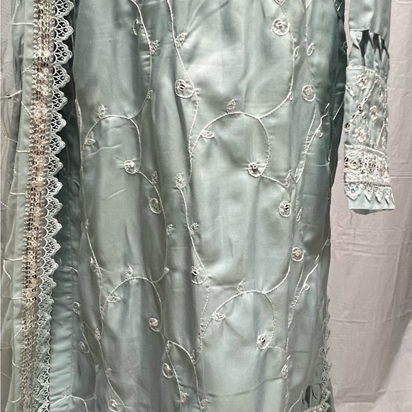 Brand New Pakistani fully embroidered Designer 3 piece suit with Net dupatta - Picture 13 of 16